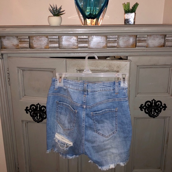 *SOLD* Jean shorts (fashion nova) - Picture 2 of 2